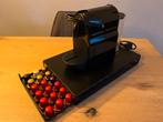 Nespresso Machine met Verhoger & Veel Cups!, Witgoed en Apparatuur, Koffiezetapparaten, Espresso apparaat, Ophalen of Verzenden