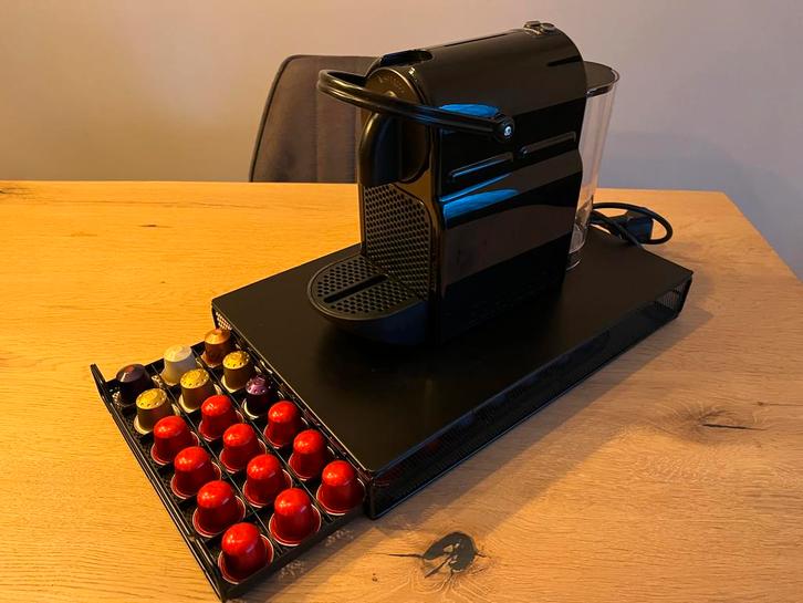 Nespresso Machine met Verhoger & Veel Cups!, Witgoed en Apparatuur, Koffiezetapparaten, Zo goed als nieuw, Koffiepads en cups