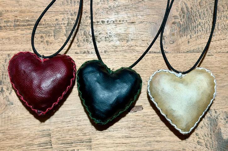 Halsketting hart ratel van paardenhuid, Muziek en Instrumenten, Percussie, Zo goed als nieuw, Melodische percussie, Ophalen of Verzenden