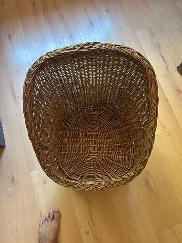 Kleine rotan stoel beschikbaar voor biedingen