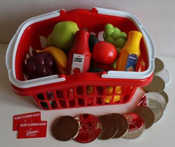 Speelgoed-winkelmandje met groenten, fruit, flessen, munten beschikbaar voor biedingen
