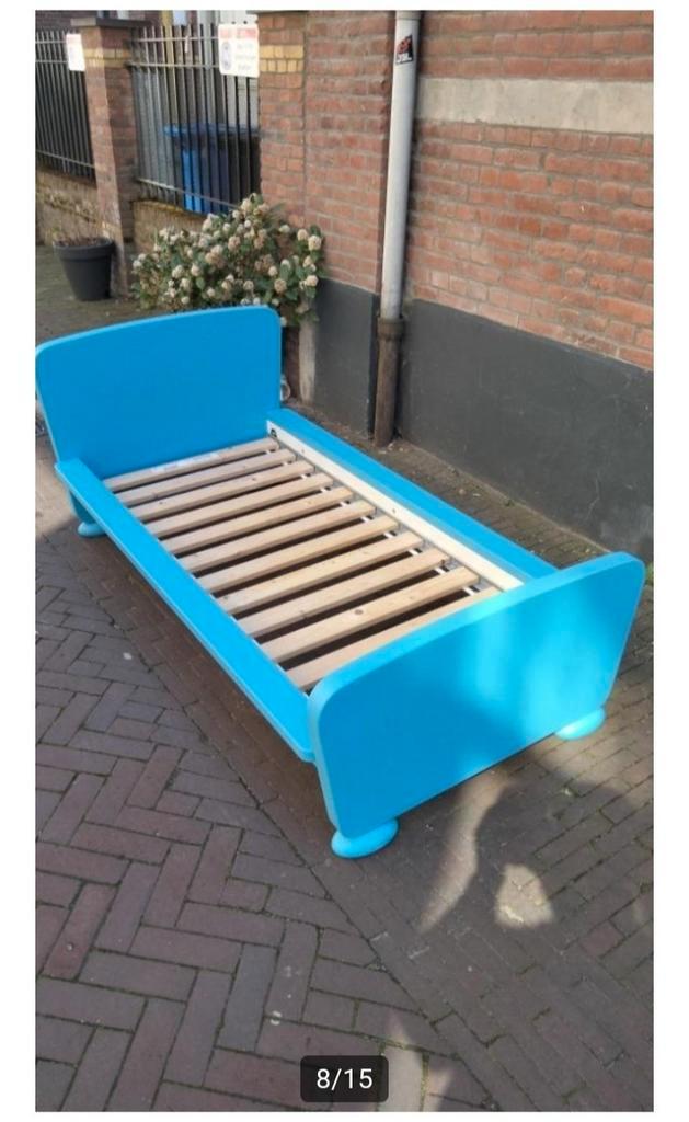 Ikea kinderbed blauw met matras en bijbehorende blauwe kast, Kinderen en Baby's, Kinderkamer | Bedden, Zo goed als nieuw, 140 tot 160 cm