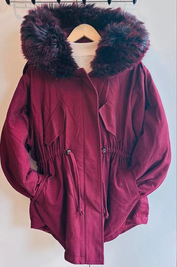 Wine Red Winter Coat with Faux Fur Hood — Size S beschikbaar voor biedingen