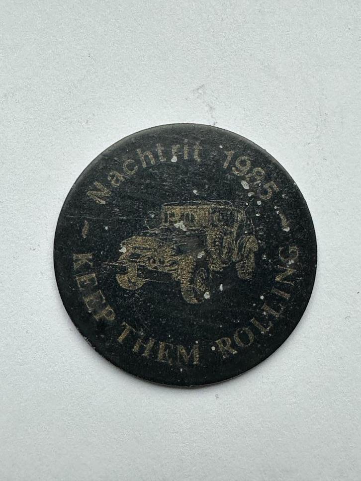 Nachtrit 1985 Keep Them Rolling badge. Voor bij Uw oldtimer., Verzamelen, Merken en Reclamevoorwerpen, Gebruikt, Overige typen
