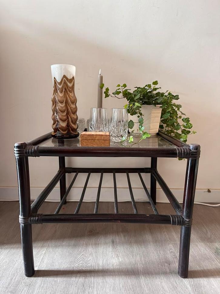 Rotan bijzettafeltje jaren 70 met glazen blad, Huis en Inrichting, Tafels | Sidetables, Zo goed als nieuw, 25 tot 50 cm, 50 tot 100 cm