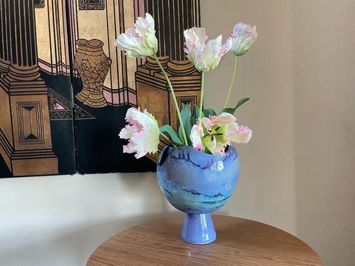 Studio Footed Parelmoer Blue Ceramic Ikebana Sculptuur vaas, Hobby en Vrije tijd, Pottenbakken, Gebruikt, Ophalen of Verzenden