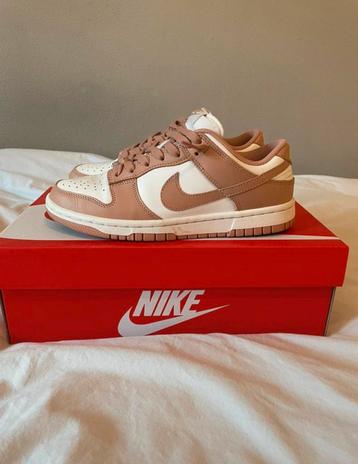 Nike dunk low whisper pink beschikbaar voor biedingen