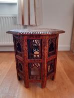 Houten Bijzettafel met Indiase Uitgesneden Details, Huis en Inrichting, Tafels | Bijzettafels, Minder dan 55 cm, Gebruikt, Oosters