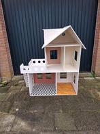 Leuk groot wit houten poppen/Barby huis met ramen en trapje, Ophalen, Gebruikt, Poppenhuis