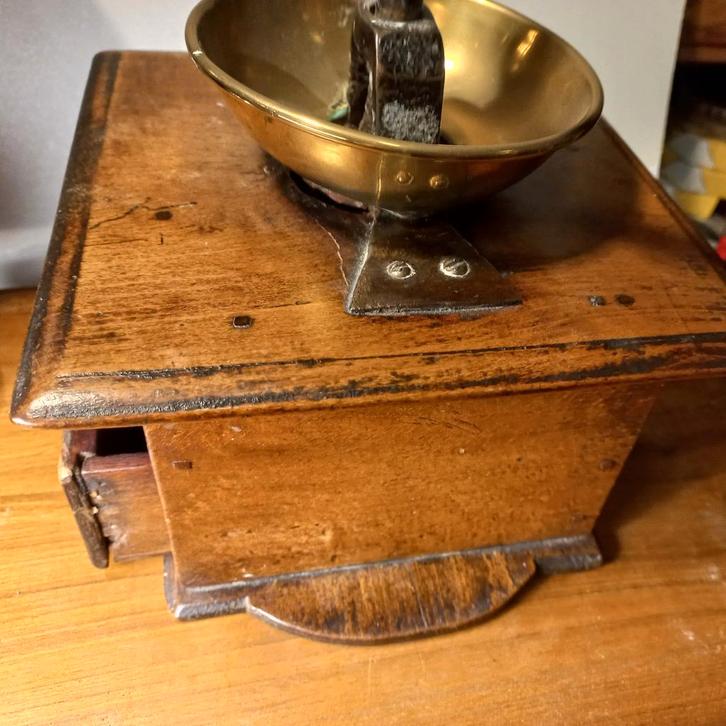 Grote houten koffiemolen, Antiek en Kunst, Antiek | Keukenbenodigdheden, Ophalen of Verzenden