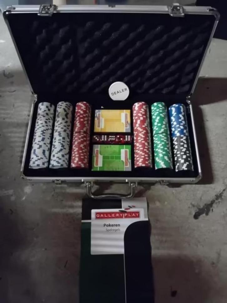 Poker koffer nieuw niet gebruikt pokeren kaart spel 2 x boek, Hobby en Vrije tijd, Gezelschapsspellen | Kaartspellen, Zo goed als nieuw