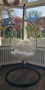 Heerlijke hangstoel rotan wit met zwarte metalen standaard, Ophalen, Zo goed als nieuw, Wit, Eén