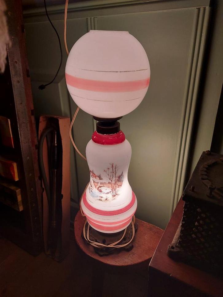 Sfeervolle vintage tafellamp - opaline glas, Antiek en Kunst, Antiek | Lampen, Ophalen