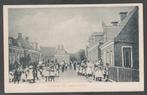 huizum dorpsgezicht met veel volk, Verzamelen, Ansichtkaarten | Nederland, Verzenden, Voor 1920, Ongelopen, Friesland
