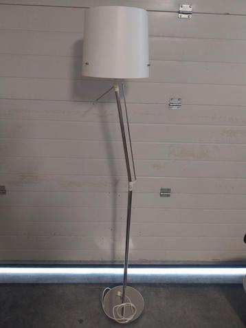 Staande lamp met scharnier  beschikbaar voor biedingen