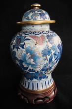 Chinese cloisonné vaas met deksel, vlinder en bloemenmotief, Antiek en Kunst, Antiek | Vazen, Verzenden