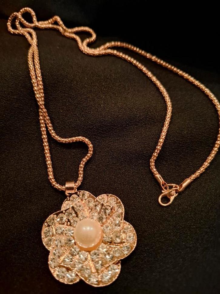Bloemvormige ketting met strass en parel, Sieraden, Tassen en Uiterlijk, Kettingen, Overige materialen, Goud, Met strass, Ophalen of Verzenden
