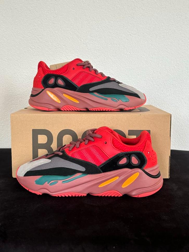 Yeezy Boost 700 Hi-Res Red US 8.5 (42) Nieuw, Kleding | Heren, Schoenen, Nieuw, Sneakers of Gympen, Overige kleuren, Ophalen of Verzenden