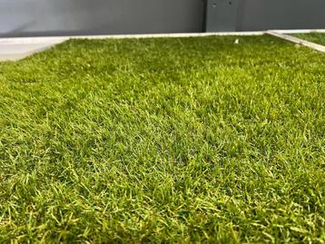 40m2 Nieuw Kunstgras! 30mm hoog met Mosdraad! (4m x 10m) beschikbaar voor biedingen