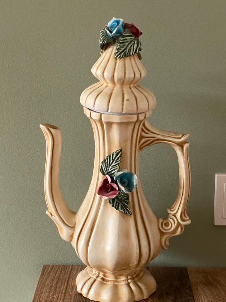 Bassano/Capodimonte stijl kan/vaas, Antiek en Kunst, Curiosa en Brocante, Ophalen of Verzenden