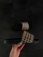 Burberry slides / slippers size 45 unisex, Kleding | Heren, Schoenen, Slippers, Overige kleuren, Ophalen of Verzenden, Zo goed als nieuw