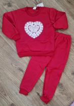 2 Delig trainingspak hart vlinder - rood mt 134/140, Kinderen en Baby's, Kinderkleding | Maat 134, Meisje, Nieuw, Ophalen of Verzenden