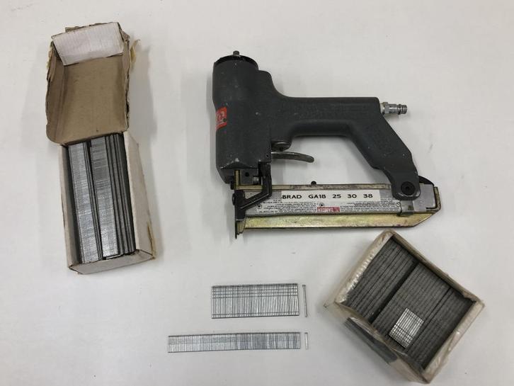Senco brad tacker voor spijkers tot 38 mm 75 euro met spijke, Doe-het-zelf en Verbouw, Gereedschap | Handgereedschap, Gebruikt