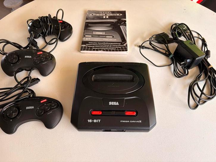 Sega Mega Drive 2 Compleet met 3 Controllers en handleiding, Spelcomputers en Games, Spelcomputers | Sega, Gebruikt, Mega Drive