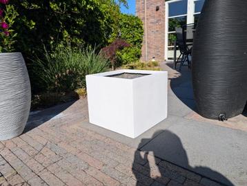 Mooie witte lichtgewicht Fiberclay bak – 45 x 45 x 38 cm beschikbaar voor biedingen