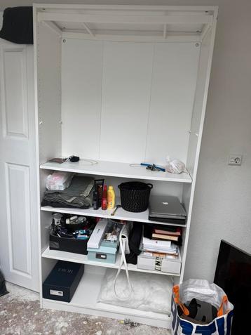 Een pax kledingakst van de ikea beschikbaar voor biedingen