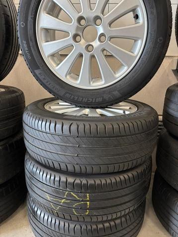 Mooie zomerbanden met mooie velgen Volvo beschikbaar voor biedingen