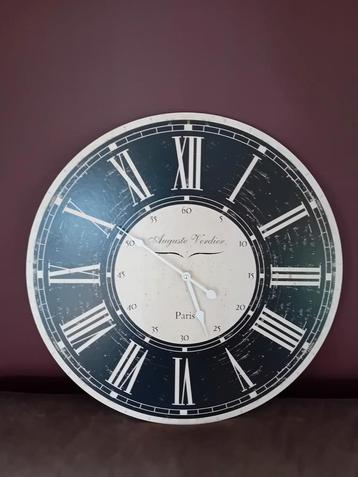 Wandklok beschikbaar voor biedingen