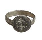 Bodemvondst middeleeuwse zilveren zegelring met dubbel kruis, Antiek en Kunst, Antiek | Goud en Zilver, Zilver, Verzenden
