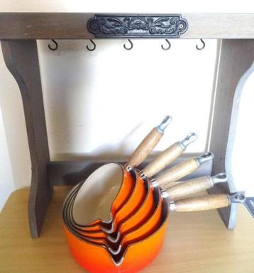 Le Creuset France, 5 sauspannen en houten ophangrek beschikbaar voor biedingen