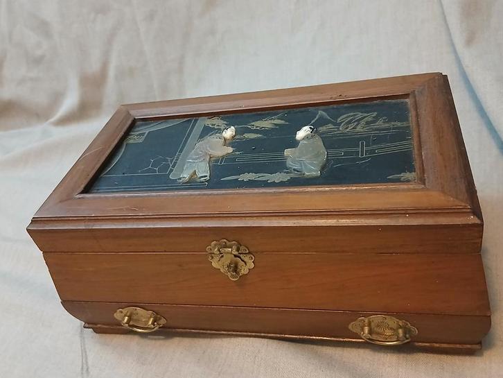 Chinese sieradenkist met speksteen figuren, Antiek en Kunst, Curiosa en Brocante, Ophalen of Verzenden