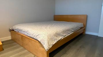 IKEA Malm bed 140x200 + bijpassend nachtkastje - afbeelding 2