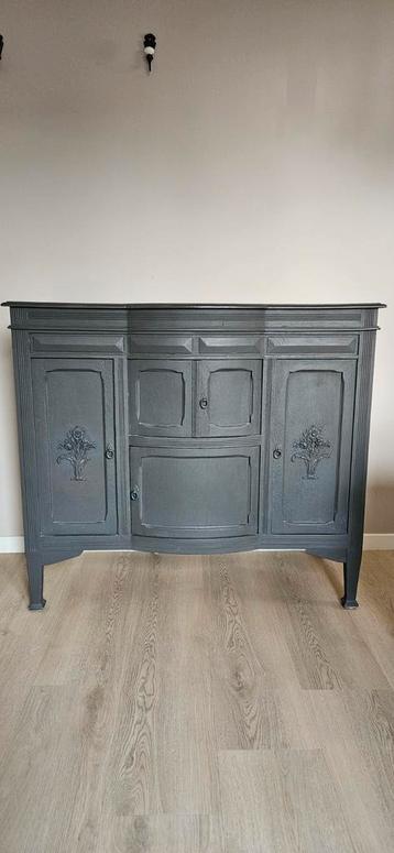 Commodekast met deurtjes en klep. beschikbaar voor biedingen