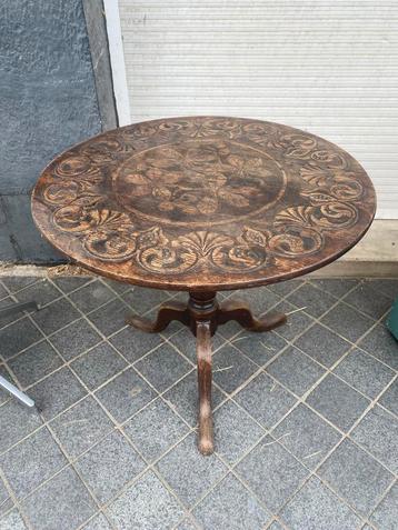 Antieke houten tafel met gedetailleerd snijwerk beschikbaar voor biedingen