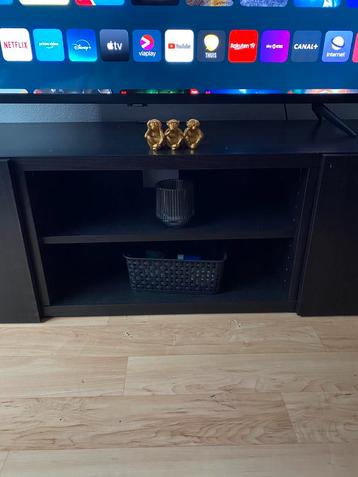 TV kast meubel, zwart met een bruine tint.