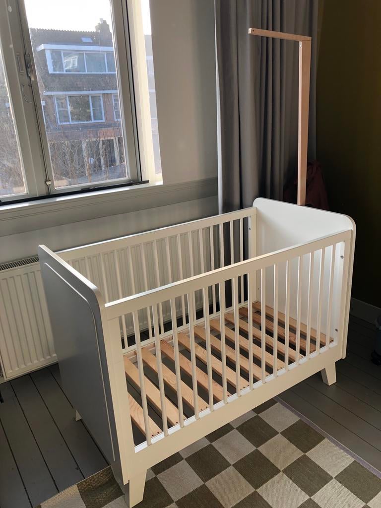 Ledikant wit met klamboe (blauw en roze), Ophalen, Ledikant