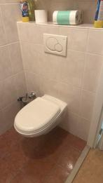 Hangende wc pot met druk knop wc, Ophalen, Zo goed als nieuw