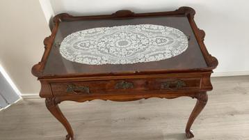 Theetafel met bewerkte poten en kleedje beschikbaar voor biedingen