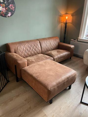 Leren bank met hocker beschikbaar voor biedingen