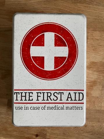 (koek)blik "The First Aid" beschikbaar voor biedingen