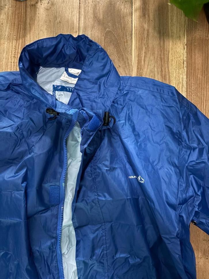 Nieuwe regenjas maat 176 in reishoes, Kinderen en Baby's, Kinderkleding | Maat 176, Nieuw, Meisje, Jas, Ophalen of Verzenden