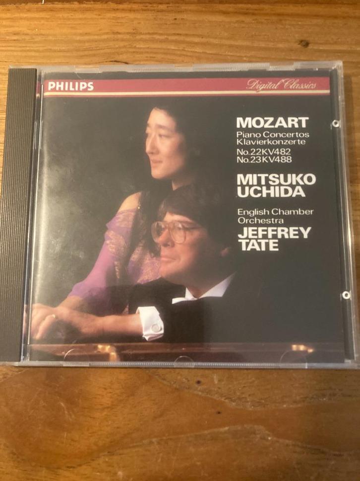 Mozart - Piano Concertos No 22 KV482 / No 23 KV488 (Mitsuko, Cd's en Dvd's, Cd's | Klassiek, Zo goed als nieuw, Orkest of Ballet