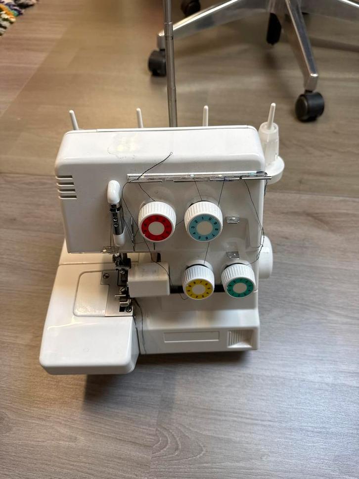 Medion Lockmachine - Goed Onderhouden, Hobby en Vrije tijd, Naaimachines en Toebehoren, Zo goed als nieuw, Lockmachine, Overige merken