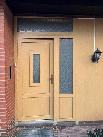 Kunststof Voordeur Houtlook & Figuurglas beschikbaar voor biedingen