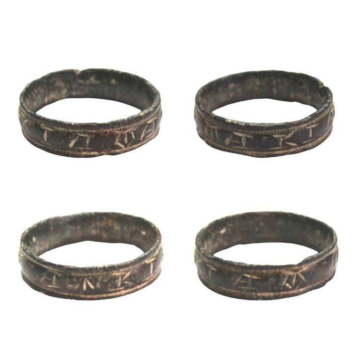 Bodemvondst Middeleeuwse bronzen ring met inscriptie MARIA, Antiek en Kunst, Antiek | Koper en Brons, Brons, Verzenden
