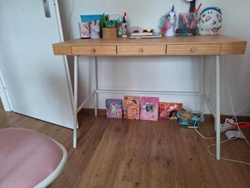 Bamboe bureau - 1,5 jaar oud beschikbaar voor biedingen